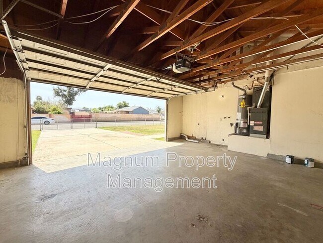 Building Photo - 132 E Bowen Rd