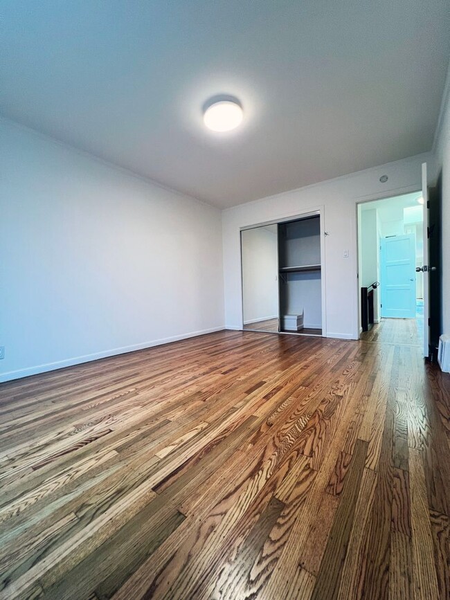 Building Photo - Charming Upstairs Unit in Desirable Parksi...