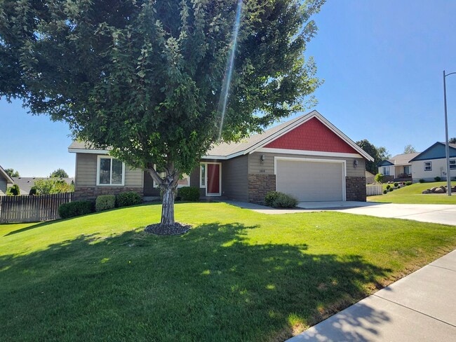 Building Photo - Single Story Home w/Huge Fenced Backyard!