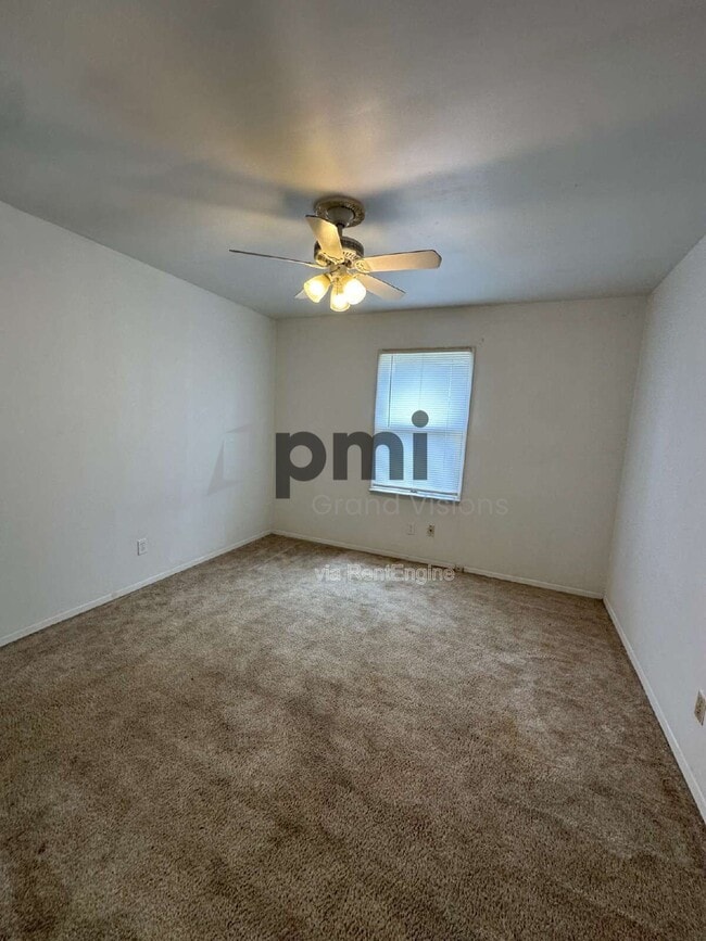 Building Photo - 1612 University Dr