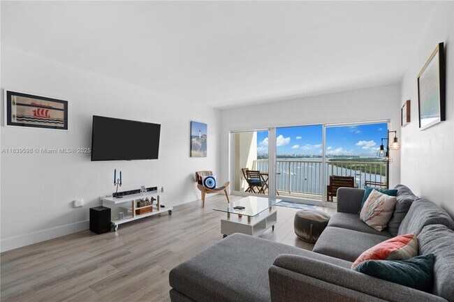 Building Photo - 300 Bayview Dr