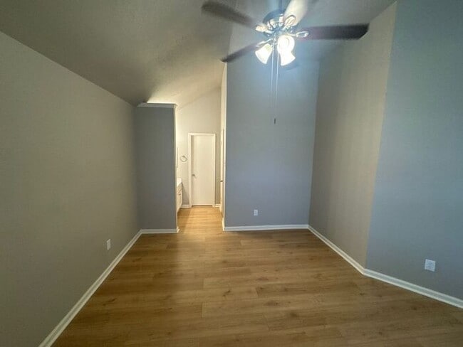 Building Photo - 2038 Woodland Hills Dr