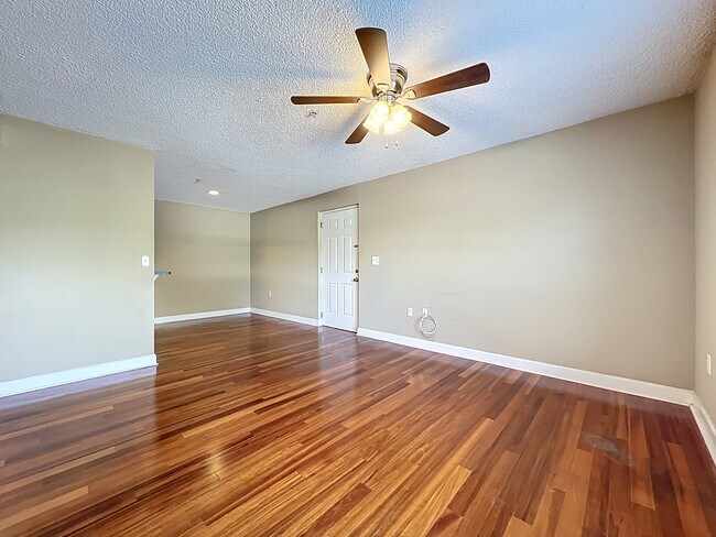 Building Photo - 2065 Dixie Belle Dr