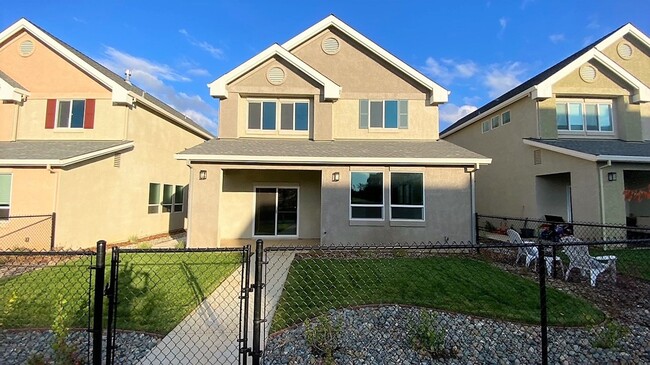 Building Photo - Lovely Home in New Community 10 min North ...