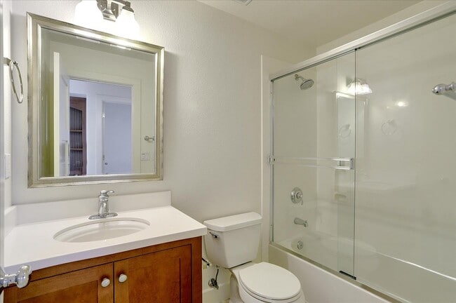 Building Photo - For Rent: Spacious 4BR/3.5BA Newer Home in...