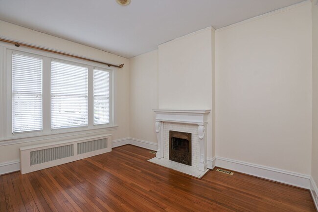 Building Photo - -- AVAILABLE 05/26/2026 -- MUSEUM DISTRICT CHARMER! 2 CAR GARAGE