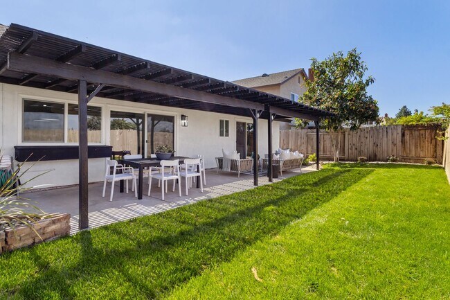 Building Photo - Beautifully Renovated 3 Bed/2 Bath Home in...