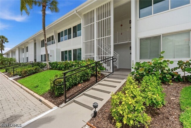 Building Photo - 1065 Gulf Shore Blvd N