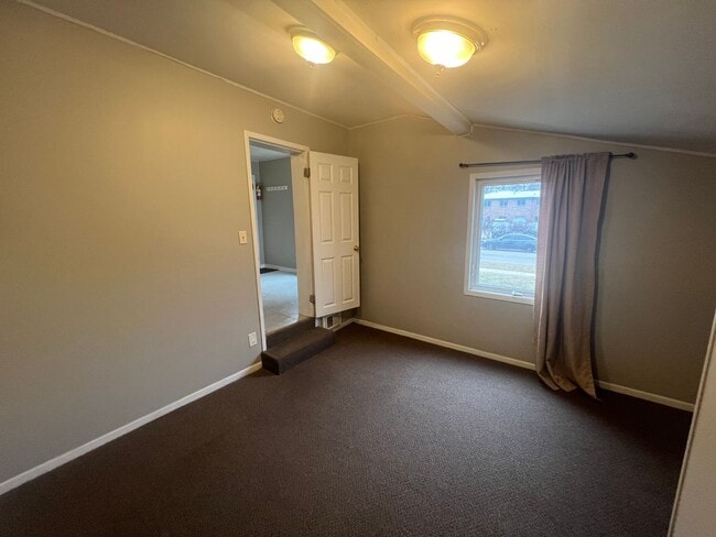 Building Photo - 103 7th Ave NW