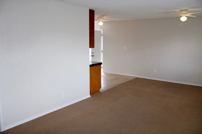 Building Photo - Cute 3Bedroom 1Bath Home Located Off Stockdale Hwy Centrally Located. Large Gated Yard. Gardner I...