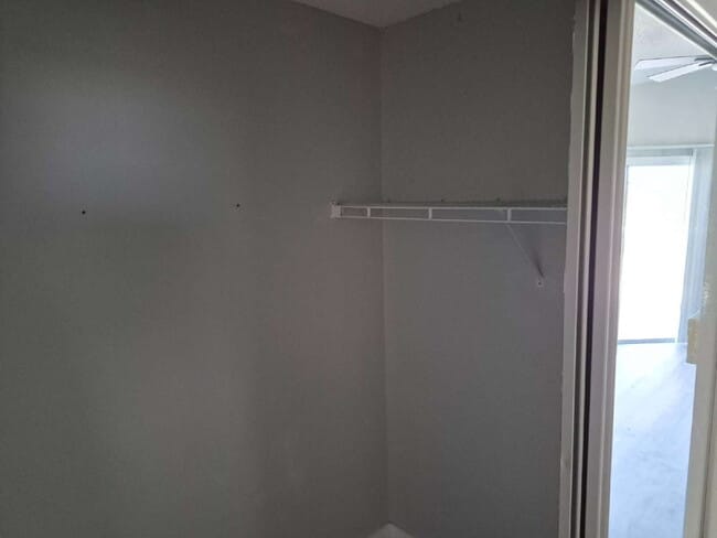 Building Photo - "Spacious 1732 Sq Ft 3-Bed, 2 Baths, in Tarpon Springs!"