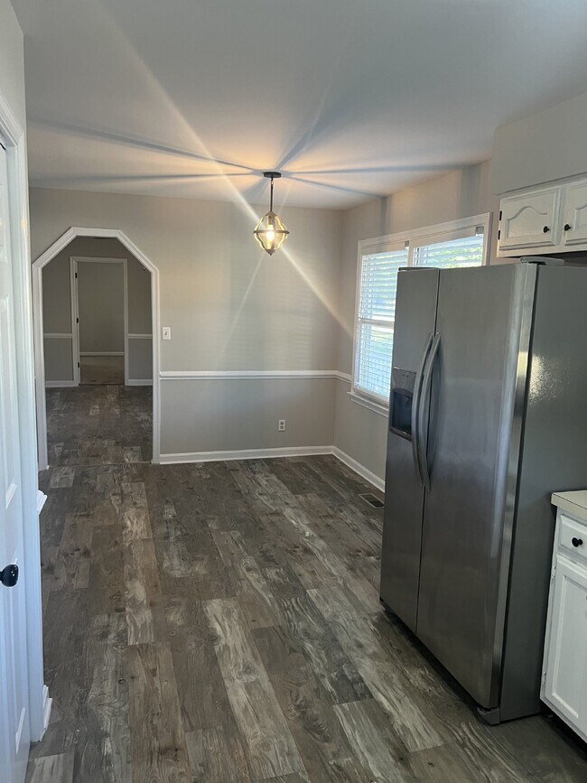 Building Photo - **MOVE-IN SPECIAL** $500 Off of 1st Month's Rent  Charming 3-Bed, 2-Bath Home in Prime Spotsylvan...