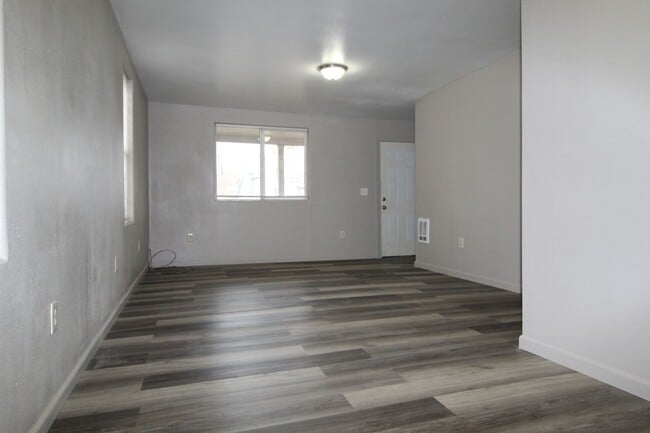 Building Photo - 1717 W Maxwell Ave