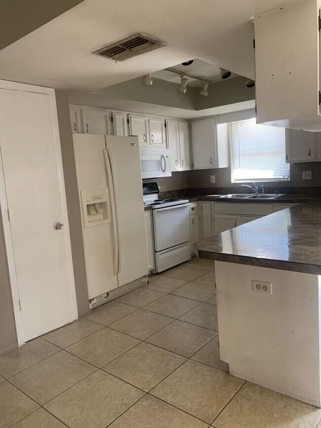 Building Photo - 4/2 Home conveniently located in Sarasota near Beaches, Jungle Gardens, Airport & Downtown!