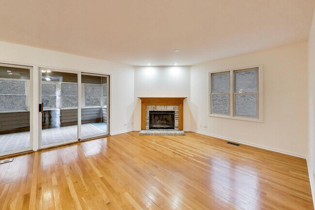 Building Photo - 325 N Water St