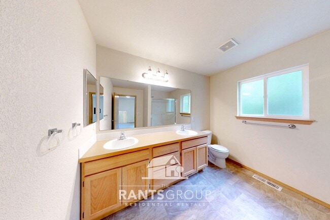 Building Photo - Great Location!  Quiet Neighborhood!