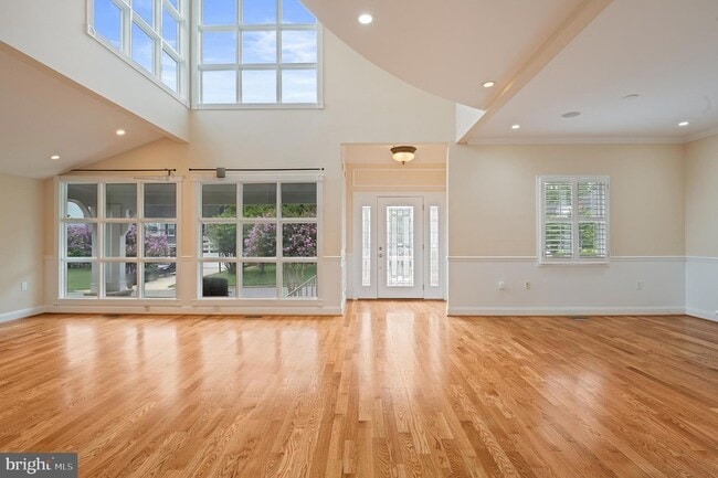 Building Photo - 5905 Lone Oak Dr