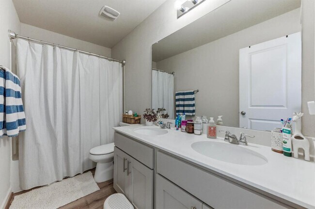 Building Photo - 159 Threshing Rd