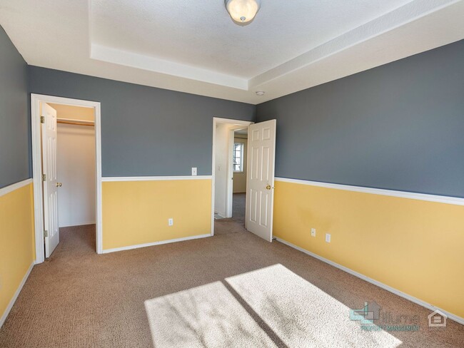 Building Photo - 2 Bedroom, 2.5 Bath Close to Nike and Intel!