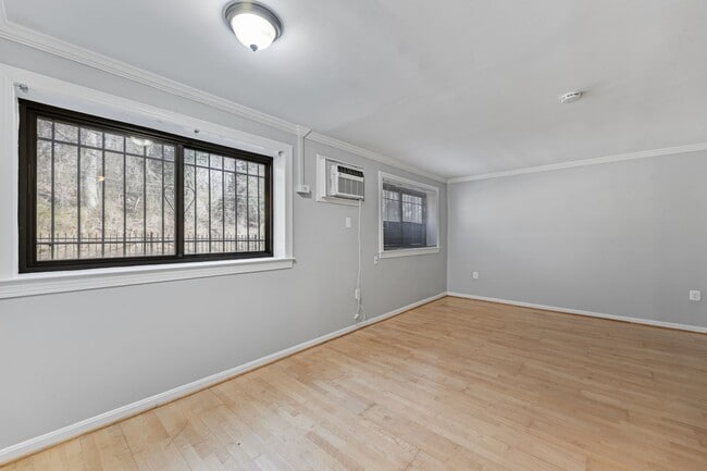 Building Photo - Spacious, Recently Renovated 1 Bedroom!