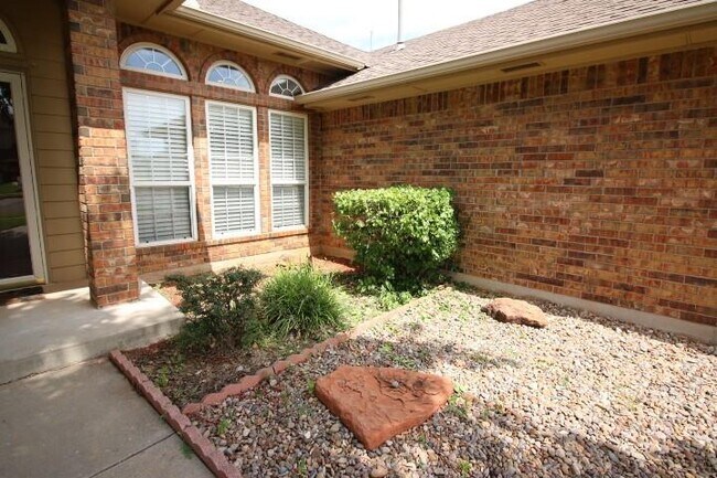 Building Photo - 905 Renita Way