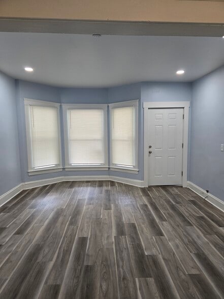 Building Photo - 2105 W 93rd St