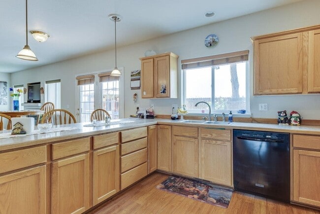Building Photo - Gorgeous home at end of cul-de-sac with RV parking and views