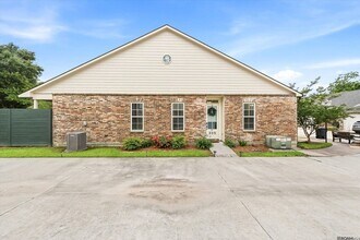 Building Photo - 305 St Thomas Ln