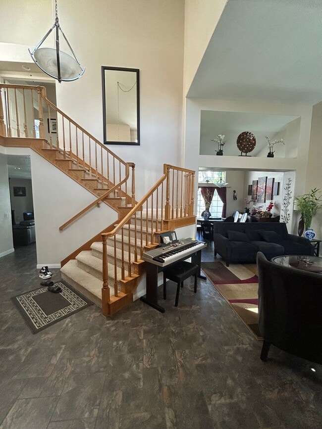 Building Photo - 1046 S Mountcrest Ct