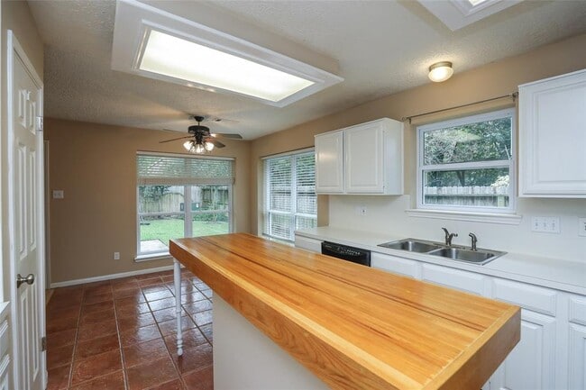 Building Photo - 22815 Red River Dr