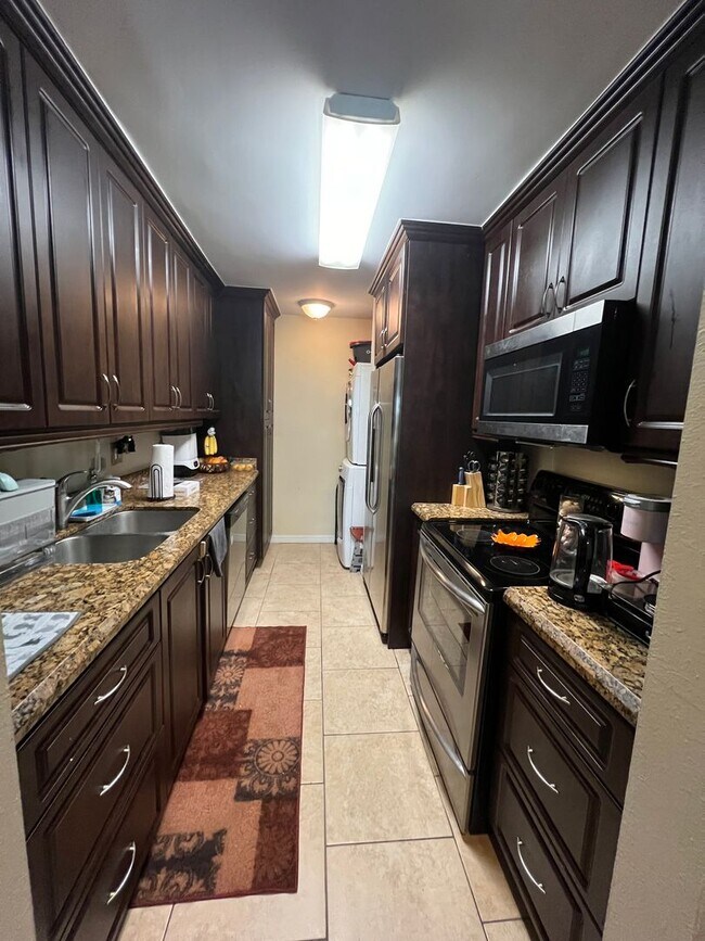 Building Photo - Updated 2 Bed/2 Bath Condo with Screened P...
