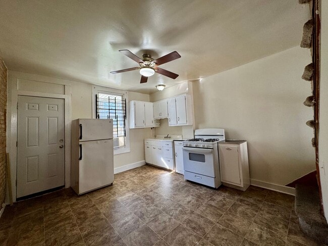 Building Photo - Charming 2 Bedroom/1 Bathroom Townhome in ...