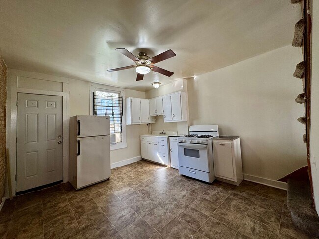 Building Photo - Charming 2 Bedroom/1 Bathroom Townhome in Ellwood Park–Monument neighborhood!