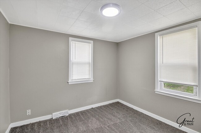 Building Photo - $1300 2 bedroom bungalow