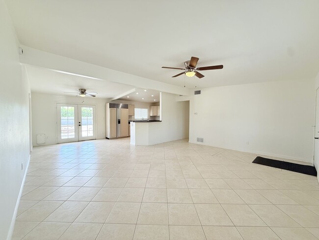 Building Photo - AVAILABLE NOW!! 3 BEDROOM 2 BATHROOM Home in Palm Desert!