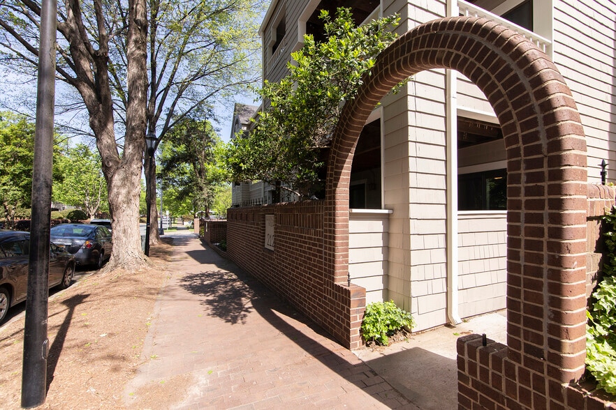 Building Photo - 212 W 10th St