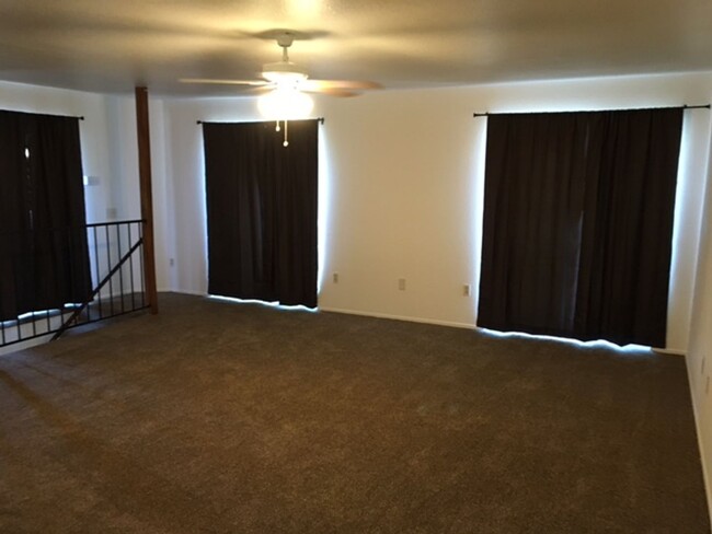 Building Photo - 1550 sq. ft. Unit has 3 bedrooms and 2 ful...