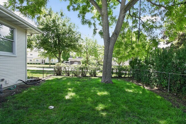 Building Photo - Spacious Stunning 3 BR House in Mount Prospect W/ Office/Playroom on Corner Lot