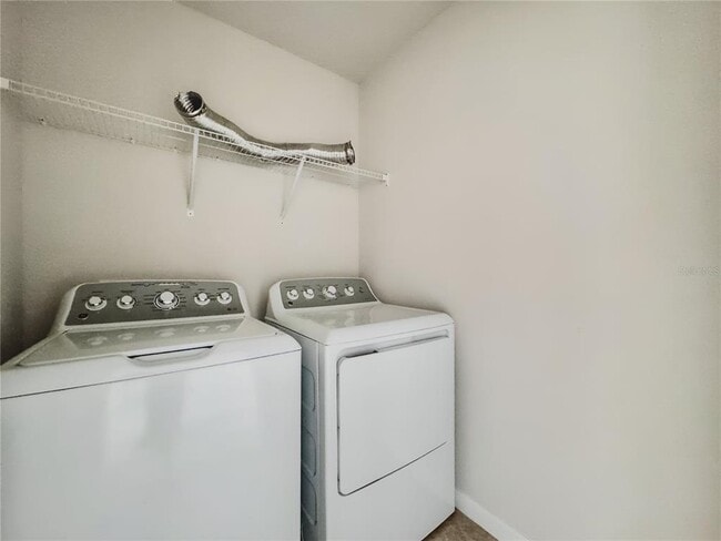 Building Photo - 2048 Airedale Wy