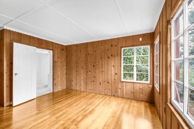 Building Photo - 733 Grosvenor Pl