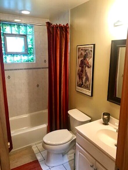 Main floor full bath - 1843 W Waveland Ave