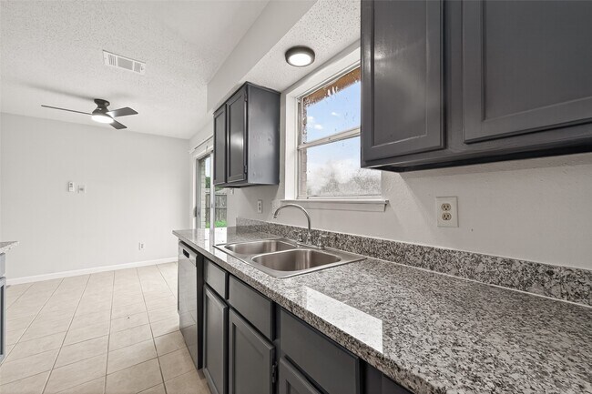 Building Photo - 7523 La Pl Dr