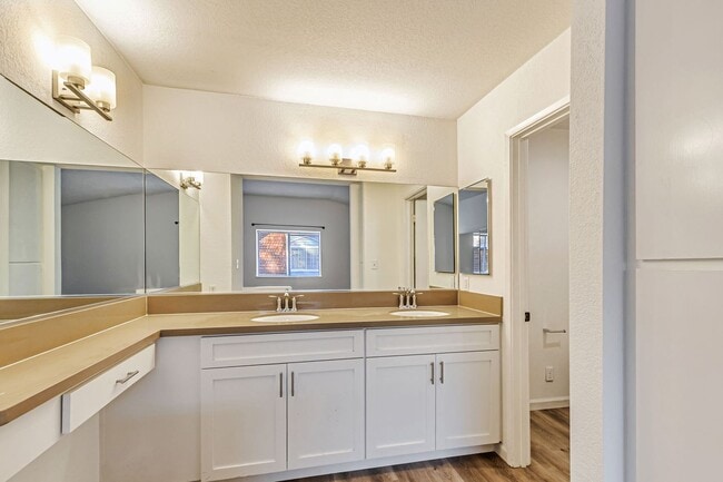 Building Photo - Elegant 3-Bedroom Home with Modern Upgrade...