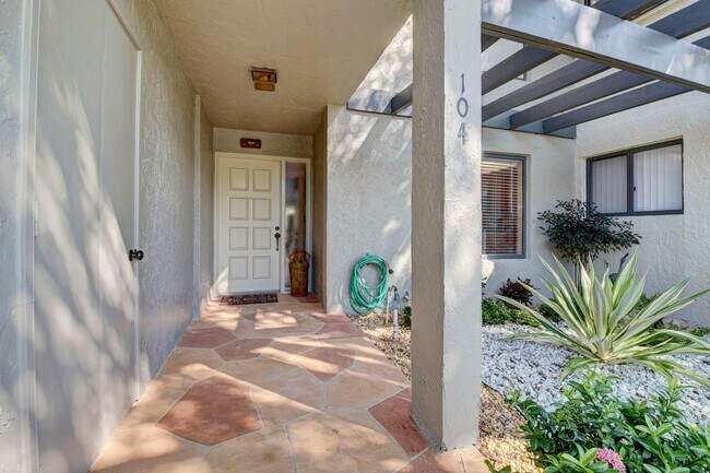 Building Photo - 5673 Fairway Park Dr