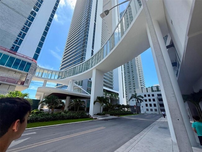 Building Photo - 700 NE 24th St