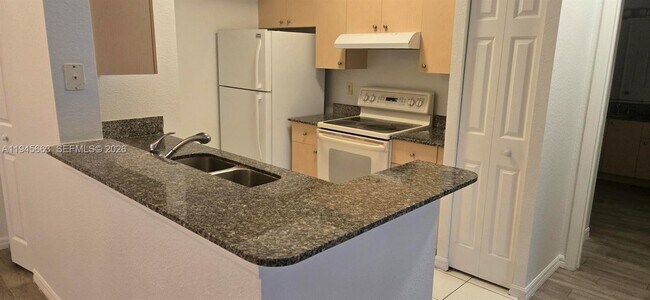 Building Photo - 2589 Centergate Dr