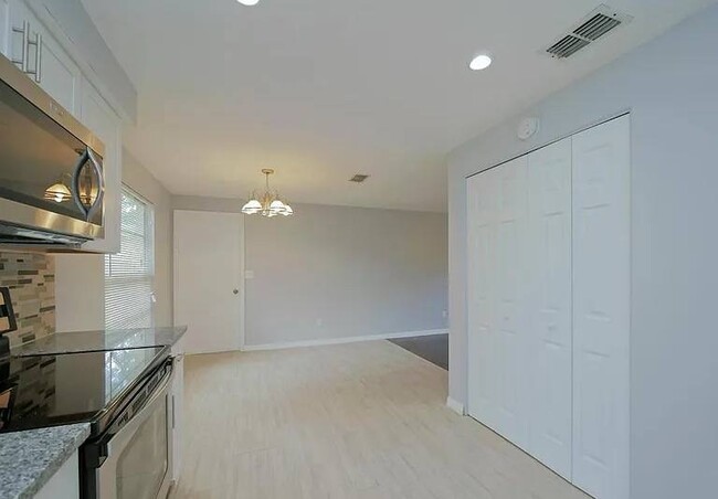 Building Photo - 2633 Kenwood Dr W