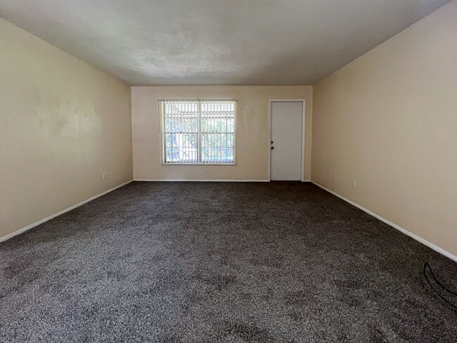 Building Photo - 2BR/1BA Apartment - Available NOW!