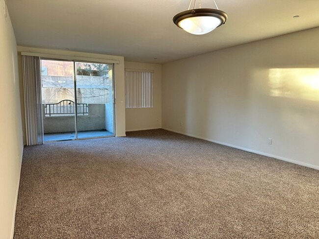 Building Photo - Spacious 2bed2bath Newly Renovated condo, Ready got Move In! adjacent to Warner Center/Woodland H...
