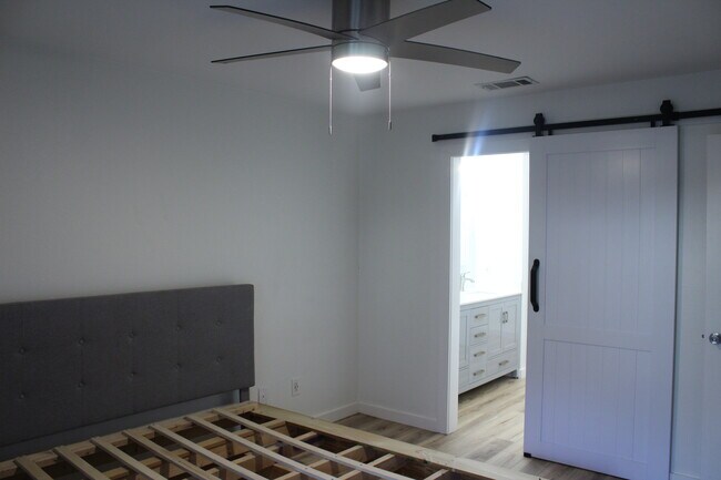 Building Photo - 2106 Rainbow Dr